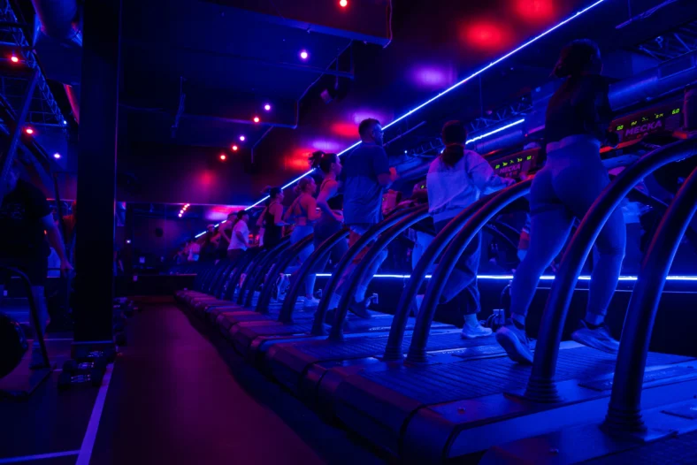 Personas en las cintas de correr de Mecca Fitness