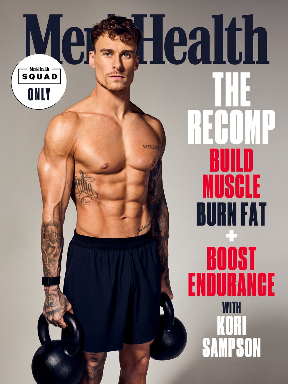 una revista de fitness presenta a un hombre musculoso con una pesa rusa