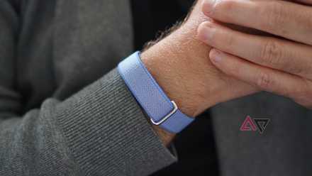 Una persona que lleva un Fitbit Air